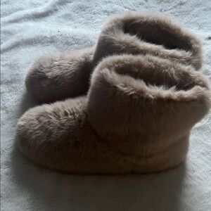 Cozy Tan Faux Fur Slippers